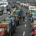 Με χαμηλές ταχύτητες η διέλευση των Ι.Χ. από τα μπλόκα – Πώς διεξάγεται η κυκλοφορία για τους εκδρομείς των Χριστουγέννων