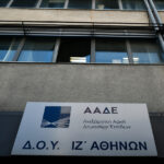 «22 μέρες σε τροχόσπιτο»: Η νομαδική ζωή των ελατοπαραγωγών που φτάνουν στην Αθήνα – Οι φετινές τιμές και οι προτιμήσεις