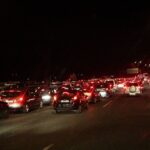 Εμπρηστική επίθεση σε τρία φορτηγά διανομής στην Καισαριανή: Φθορές και τρία ΙΧ που ήταν σταθμευμένα δίπλα τους – Βίντεο