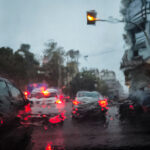 Ισχυρή βροχόπτωση στην Αθήνα – Πολίτες προσπαθούν να αποφύγουν τα νερά