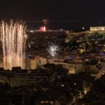 Η Θεσσαλονίκη καλωσόρισε τη νέα χρονιά με εντυπωσιακό laser show, χορευτική μουσική και χιλιάδες κόσμου στο Λευκό Πύργο