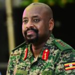 Χάος σε πτήση: Επιβάτης έβαλε τα πόδια της πάνω στο μπροστινό κάθισμα αφού ο συνταξιδιώτης της έγειρε την καρέκλα (βίντεο)