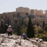 Η Βουλή θα «υιοθετήσει» το ανήλικο παιδί του 53χρονου λιμενικού – Λίγο πριν παρασυρθεί, είχε σώσει μικρό παιδί που πάλευε με τα κύματα