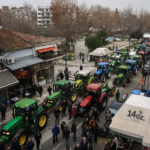 Σαν σήμερα 6 Ιανουαρίου: Τα Θεοφάνια που έγιναν πολιτική σύγκρουση – Όταν ο Μίκης Θεοδωράκης απάντησε στη βία με τη «Ρωμιοσύνη»