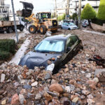 Οδύνη στην κηδεία του 53χρονου λιμενικού στο Άστρος – Τραγική φιγούρα η σύζυγός του, η Βουλή «υιοθετεί» το ανήλικο παιδί του