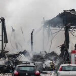 «Άκουσαν μία έκρηξη και έπεσε το ταβάνι» – Τρομακτικές οι μαρτυρίες για το εργοστάσιο «Βιολάντα» μετά τη φονική πυρκαγιά