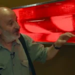 Η Νίκι Μινάζ δηλώνει «οπαδός Νο1 του Τραμπ» και επιδεικνύει την πολυτελή «χρυσή κάρτα» για ΗΠΑ