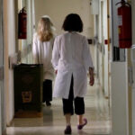 Τραγωδία στην Ελευσίνα: Νεκρό ζευγάρι ηλικιωμένων και τα σκυλιά τους – Τι εξετάζουν οι αρχές