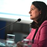 «Αφήνει τρία παιδιά – Ένας πατέρας μόνος, δύσκολη κατάσταση»: Θρήνος στη κηδεία της Σταυρούλας που κάηκε στη «Βιολάντα»