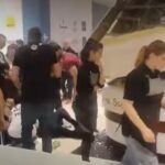 Χαμός από την κακοκαιρία στην Τήνο – Τα κύματα κάλυψαν το λιμάνι και παρέσυραν αυτοκίνητα