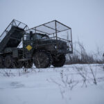 Η Νίκι Μινάζ δηλώνει «οπαδός Νο1 του Τραμπ» και επιδεικνύει την πολυτελή «χρυσή κάρτα» για ΗΠΑ