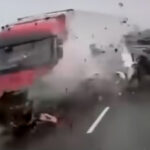 «Το τιμόνι δεν μπορεί να μπλόκαρε, γιατί ενεργοποιήθηκε το φλας»: Τι προκάλεσε το τροχαίο στη Ρουμανία – Οι εικασίες ειδικών