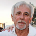 Οδύνη στην κηδεία του 53χρονου λιμενικού στο Άστρος – Τραγική φιγούρα η σύζυγός του, η Βουλή «υιοθετεί» το ανήλικο παιδί του