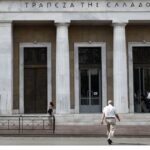 Άνδρας απειλεί να πέσει από τον 7ο όροφο κτιρίου στην οδό Σωκράτους στο κέντρο της Αθήνας – Βίντεο από το σημείο
