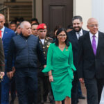 Top Gun στο Νταβός! – Τα γυαλιά του Μακρόν έγιναν viral και «εκτόξευσαν» τις μετοχές της iVision Tech [εικόνες]