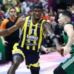 ΠΑΟΚ – Παναθηναϊκός: Στεφάνι και λουλούδια από τους «πράσινους» στη μνήμη των οπαδών που σκοτώθηκαν