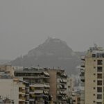 Δορυφορική εικόνα με την Ελλάδα σκεπασμένη από την αφρικανική σκόνη – Ριπές ανέμων πάνω από τα 122 χλμ/ώρα