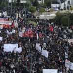 Τέμπη: Πλήθος κόσμου στο Σύνταγμα – Πάνω από 100 οι προσαγωγές – Παρούσα η Καρυστιανού – Εντοπίστηκαν μολότοφ στην Ερμού [εικόνες+βίντεο]