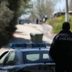 Θεσσαλονίκη: 54χρονη πήγε να βάλει φωτιά σε ΙΧ λούζοντάς το με οινόπνευμα – Την έπιασε στα πράσα ο ιδιοκτήτης