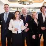 Ηλεία: Αποκομμένο το Μαζαράκι από τις κατολισθήσεις – Γονείς κουβαλάνε στην πλάτη τα παιδιά για να πάνε σχολείο (εικόνες)