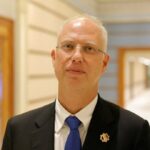 Ο Γιάννης Αγγελάκας επιστρέφει με το «Μπλουζ του Μικρού Πρίγκιπα» στη Στέγη