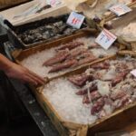 Υπό μερικό έλεγχο η φωτιά σε αποθήκη επιχείρησης με αθλητικά είδη στα Σπάτα