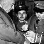 Πατρών-Τριπόλεως: Απίστευτες εικόνες! Μαθητές και καθηγητές διασχίζουν πεζοί το δρόμο που «βούλιαξε» από καθίζηση