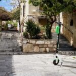 Ηλεία: Αποκομμένο το Μαζαράκι από τις κατολισθήσεις – Γονείς κουβαλάνε στην πλάτη τα παιδιά για να πάνε σχολείο (εικόνες)