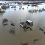 Γαστούνη: Έφοδος στον καταυλισμό Ρομά μετά την επίθεση στον περιπτερά – Εντόπισαν δύο δράστες