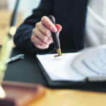 Ηράκλειο: Ημίγυμνος άνδρας κλέβει εκκλησία – Καρέ καρέ οι κινήσεις του [βίντεο]