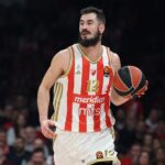 Συναγερμός στην Ομόνοια – Άνδρας απειλεί να πέσει από ξενοδοχείο