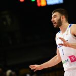 ΑΕΚ: Αποθέωση για τον Ηλιόπουλο από τους οπαδούς στην παραλία του Βόλου