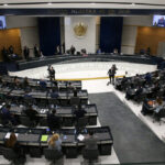 «Μπλόκο» Τραμπ στις συνεργασίες του Δημοσίου με εταιρείες με woke ατζέντα