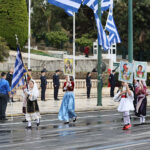 Συγκίνησε ο τυφλός σημαιοφόρος του Γυμνασίου Γαβαλούς – Καταχειροκροτήθηκε στην παρέλαση στο Μεσολόγγι