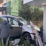 Σοκαριστικό τροχαίο στο Ναύπλιο: Αυτοκίνητο «καρφώθηκε» σε πυλωτή πολυκατοικίας – Δείτε βίντεο
