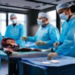 Πρίγκιπας Αλβέρτος: Με δύο καρφίτσες στο πέτο, τη σημαία του Μονακό και της Ελλάδας, στο Φόρουμ των Δελφών