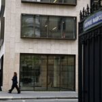 Απίστευτη εικόνα στην Καλλιτεχνούπολη: Ρεματιά έκοψε τον δρόμο στη μέση, άνοιξε «χαράδρα»