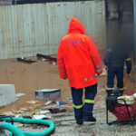 Απίστευτη εικόνα στην Καλλιτεχνούπολη: Ρεματιά έκοψε τον δρόμο στη μέση, άνοιξε «χαράδρα»