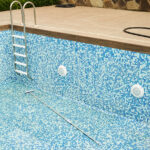 Εργατικό ατύχημα στο Ηράκλειο: Άνδρας έπεσε από ύψος 2,5 μέτρων σε άδεια πισίνα ξενοδοχείου