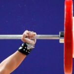 Οι πρώτες βουτιές των Αθηναίων – Γέμισαν τις παραλίες: Σκηνικό «Ιουλίου» στα νότια προάστια