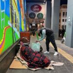 Έφτασε στην Αθήνα το Άγιο Φως – Με τιμές αρχηγού κράτους η υποδοχή στο «Ελ. Βενιζέλος»