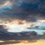 Ανεξήγητο φαινόμενο στην Κυψέλη: Πλημμύρισαν δρόμοι με υγρό τσιμέντο – Αναβλύζει ασταμάτητα από την αυλή εγκαταλελειμμένου κτιρίου