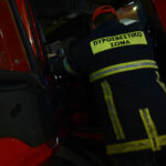 Ξυλοδαρμός δύο νεαρών σε μπαρ του Αιγίου – Τους χτύπησαν 30 Ρομά με κουκούλες