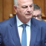 LIVE – Πιερρακάκης: Ενισχύουμε το πραγματικό εισόδημα των πολιτών, δίνουμε βιώσιμη λύση στα χρέη – Οι 3 βασικοί άξονες των μέτρων