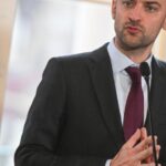 Ληστεία στην Κάτω Τιθορέα: Η στιγμή που οι δράστες φεύγουν χαλαροί από την τράπεζα με 200.000 ευρώ [Εικόνες]