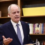 Καλλιθέα: Αντιμέτωπος με 2 κακουργήματα ο 58χρονος που τραυμάτισε 43χρονη με ούζι σε μπαρ