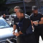 Σοκαριστό βίντεο από τη δράση ανήλικων ληστών: Βάζουν το πιστόλι στον κρόταφο και κολλάνε στον τοίχο υπάλληλο σε ψιλικατζίδικο