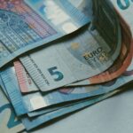 Μεσοπρόθεσμο: Κατατέθηκε στην Κομισιόν η ετήσια έκθεση προόδου – Στο 2% ο ρυθμός ανάπτυξης, στο 3,2% ο πληθωρισμός το 2026
