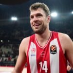 Πρωταθλητής Ελλάδας ο Ολυμπιακός: Βίντεο με την απονομή και την αποθέωση στον Μπαρτζώκα