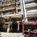 Βίντεο-ντοκουμέντο: Η στιγμή που η 75χρονη γυναίκα πέφτει από το μπαλκόνι για να σωθεί από τις φλόγες στο διαμέρισμά της